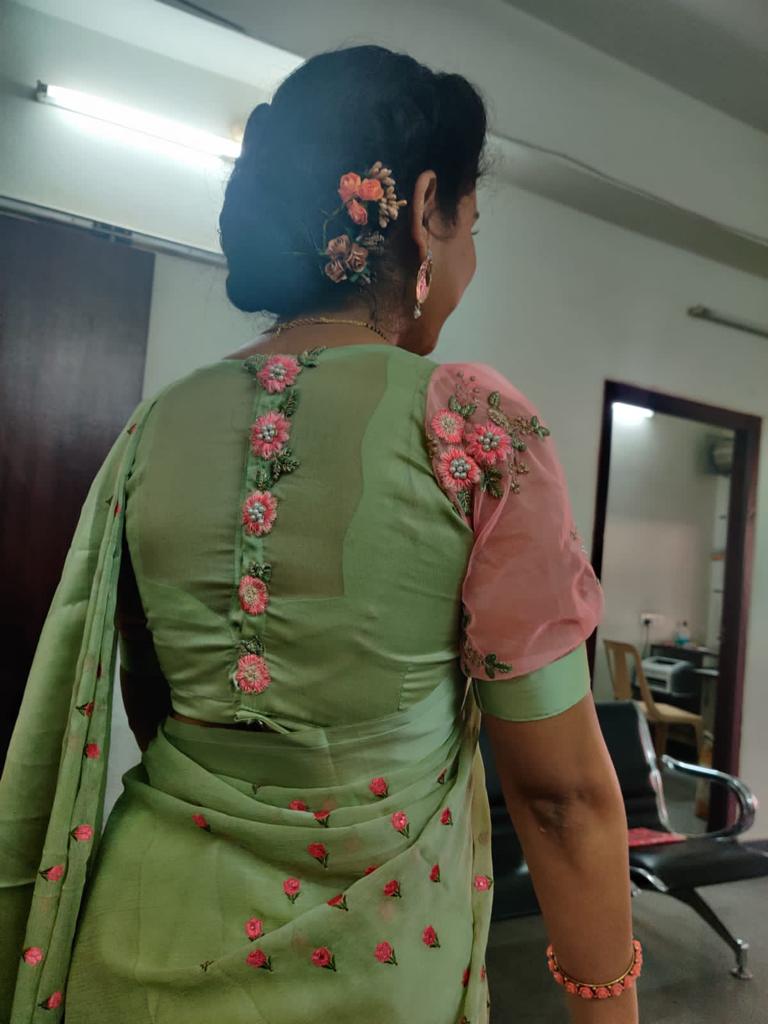 Elegant Designer Blouses-https://i-media.vyaparify.com/vcards/products/22641/Elegant-Designer-Blouses.jpg Image