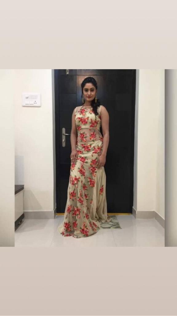 Stunning Long Frock-https://i-media.vyaparify.com/vcards/products/24002/WhatsApp-Image-2024-01-18-at-10.59.00-AM-(6).jpeg Image