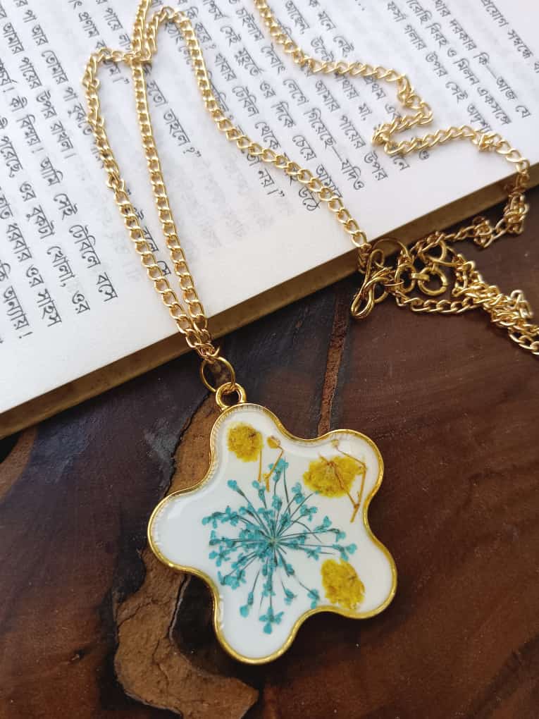 Neck Pieces-https://i-media.vyaparify.com/vcards/products/27066/WhatsApp-Image-2024-01-29-at-15.30.52.jpeg Image