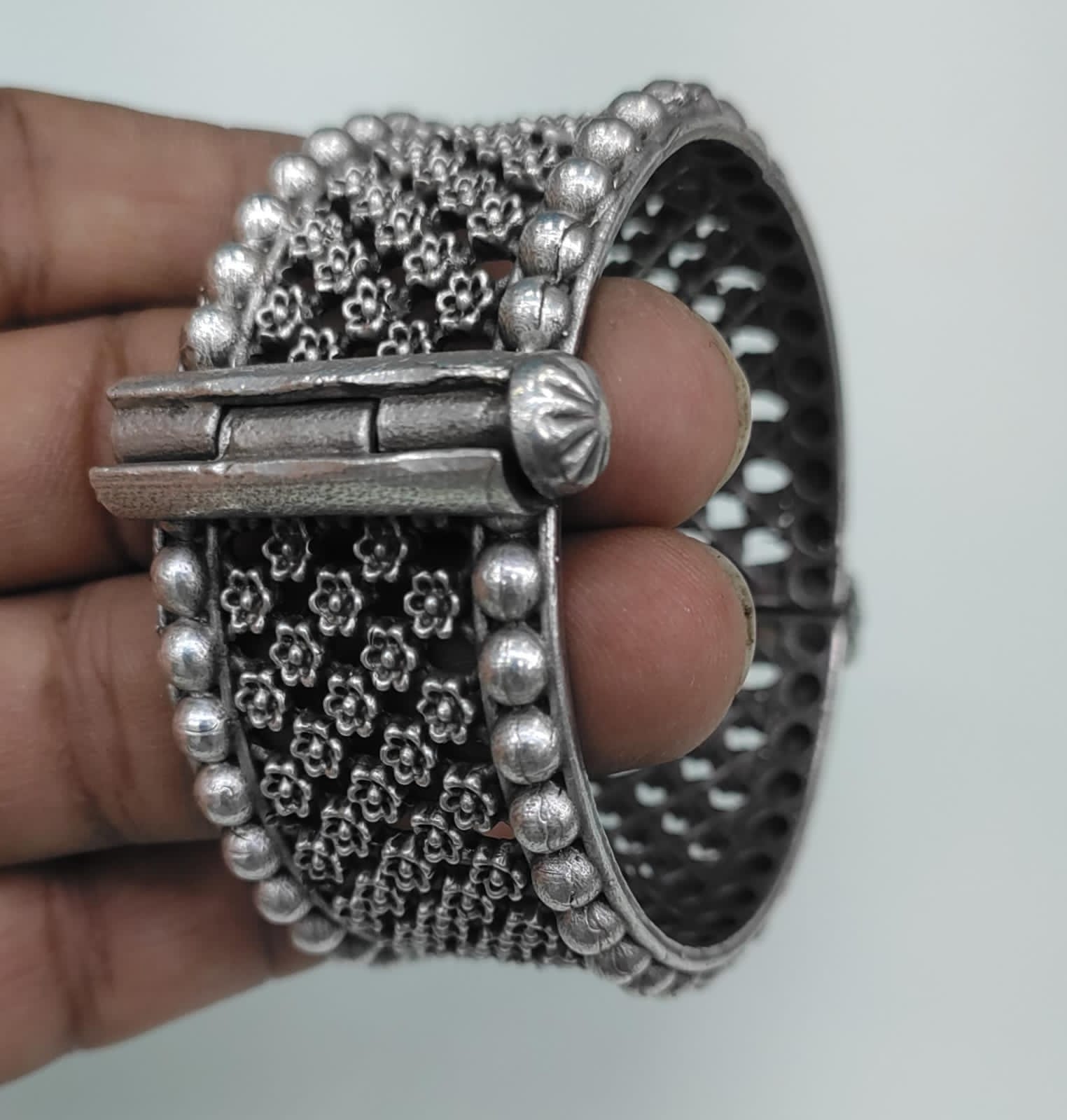 Floral Design Oxidised Bangle-https://i-media.vyaparify.com/vcards/products/28075/Beautiful-Bracelets-&-Bangles.jpg Image