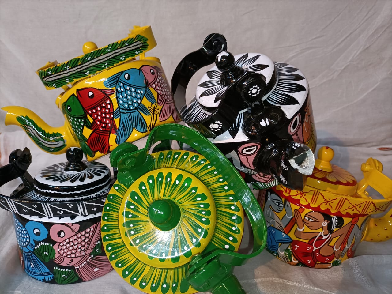 Hand Painted Kettle-https://i-media.vyaparify.com/vcards/products/28157/8675edfe-b25e-40ff-871f-d63165939959.jpg Image