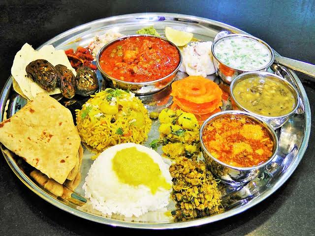 Puneri Veg Thali-https://i-media.vyaparify.com/vcards/products/28617/images---2024-02-23T122731.154.jpeg Image