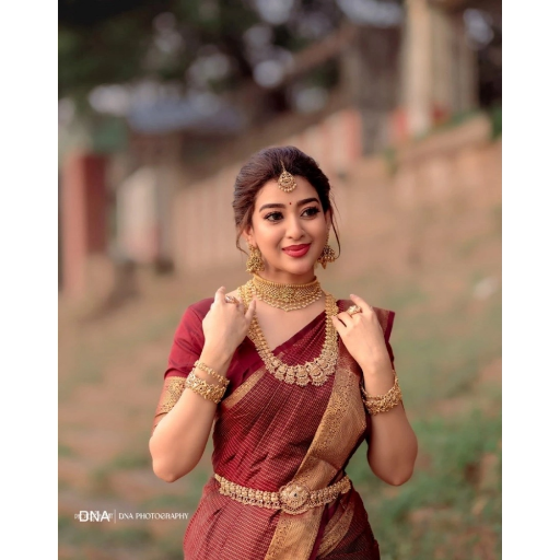 Women's Saree-https://i-media.vyaparify.com/vcards/products/292084/product_1749966066_684e5cf2c9aee.png Image