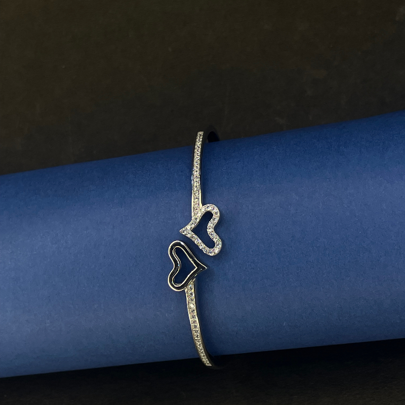 Ladies silver bracelet-https://i-media.vyaparify.com/vcards/products/300615/product_1753796602_6888cffaeaed8.jpeg Image