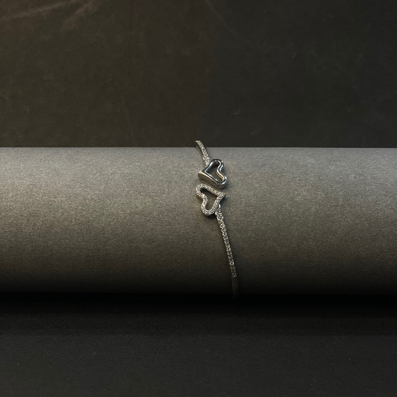 Ladies silver bracelet-https://i-media.vyaparify.com/vcards/products/300616/product_1753796603_6888cffb36e87.jpeg Image