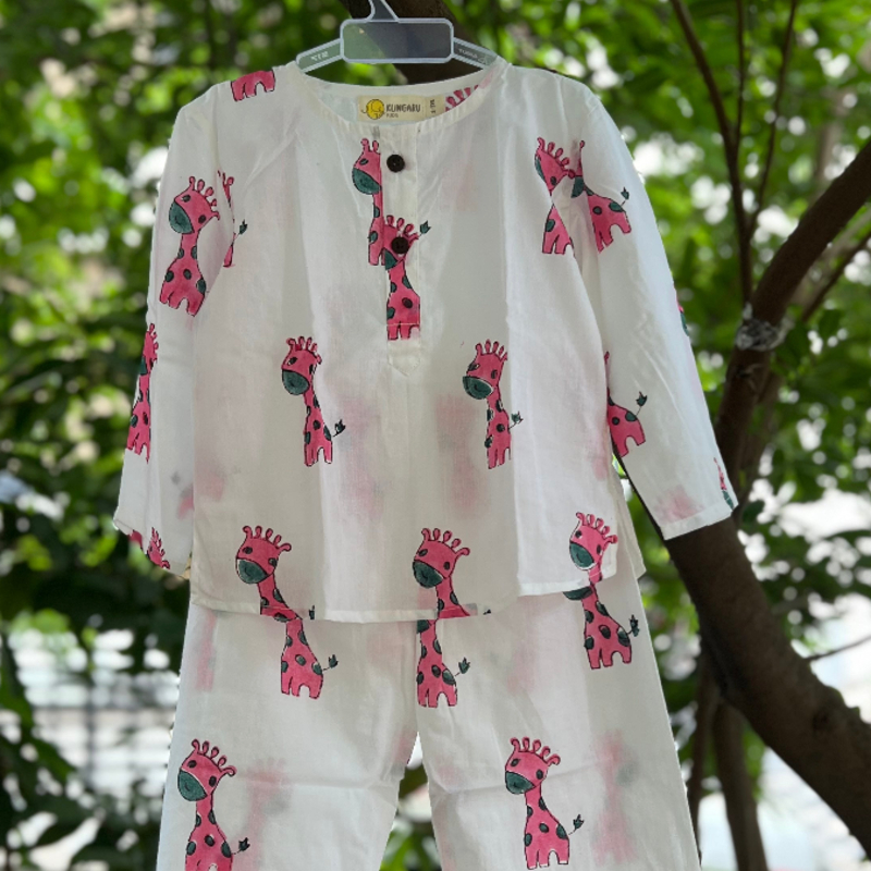 Klingaru Night Suit -  Pink Giraffe-https://i-media.vyaparify.com/vcards/products/302087/product_1755762025_68a6cd69c4039.jpeg Image