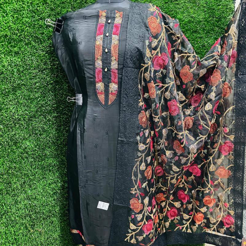 Pure crepe designe suit with full embroidered dupatta-https://i-media.vyaparify.com/vcards/products/302841/product_1757327244_68beaf8ca04f4.jpeg Image