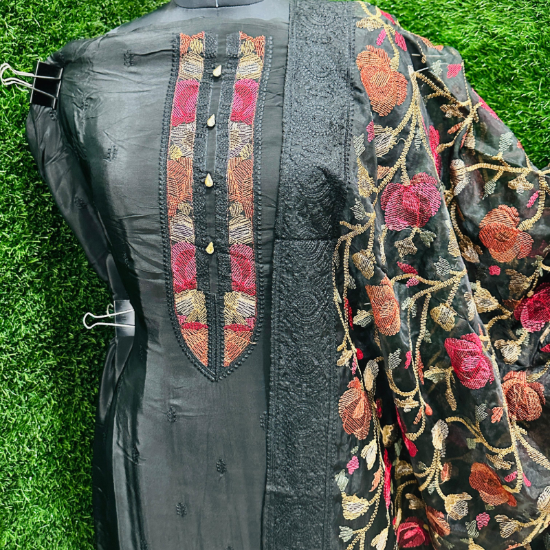 Pure crepe designe suit with full embroidered dupatta-https://i-media.vyaparify.com/vcards/products/302842/product_1757327244_68beaf8cec204.jpeg Image