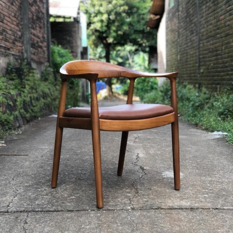 Wooden design chair-https://i-media.vyaparify.com/vcards/products/303028/product_1757670344_68c3ebc879578.jpeg Image