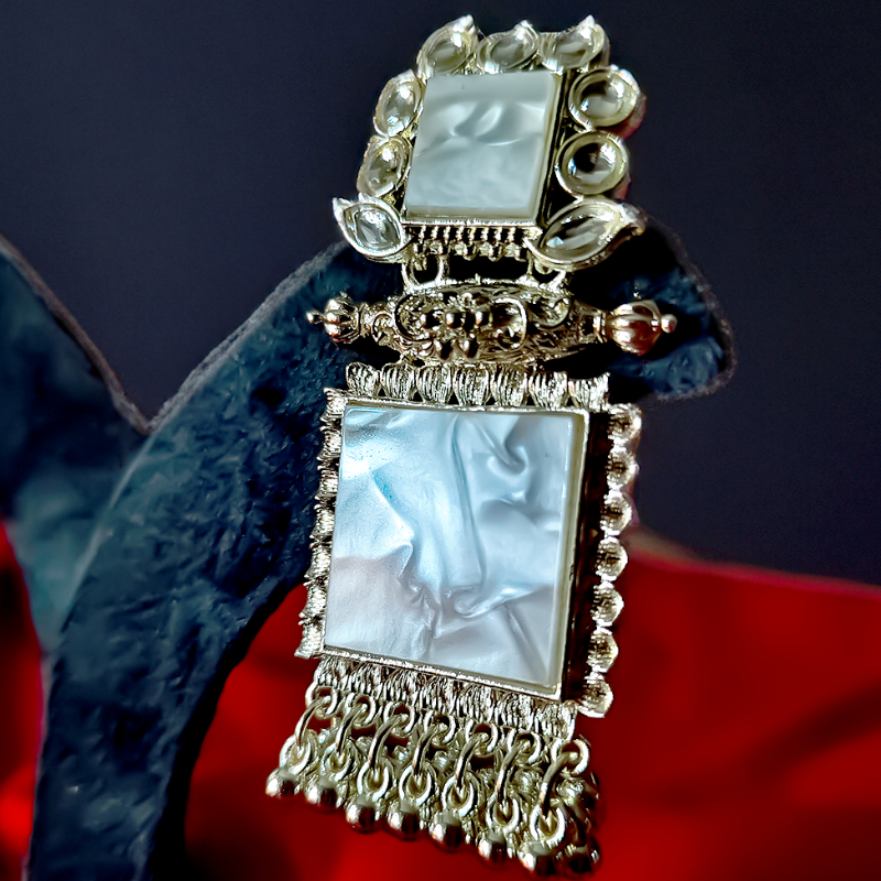 MILKY WHITE & GOLDEN JHUMKI-https://i-media.vyaparify.com/vcards/products/303185/product_1758007094_68c90f36b22c8.jpeg Image