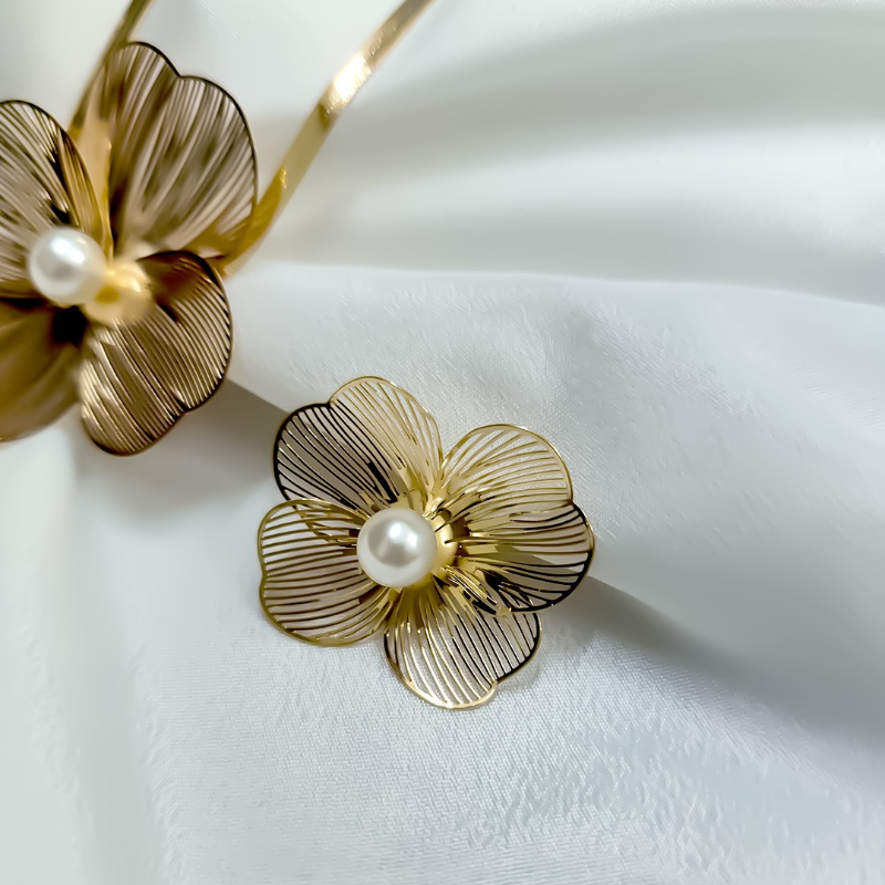 PENDANT SET WITH FLOWER DESIGN-https://i-media.vyaparify.com/vcards/products/303682/product_1758117492_68cabe7473a9e.jpeg Image