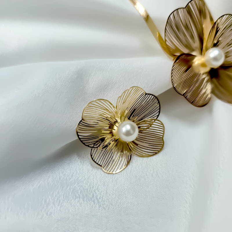 PENDANT SET WITH FLOWER DESIGN-https://i-media.vyaparify.com/vcards/products/303684/product_1758117493_68cabe7506742.jpeg Image