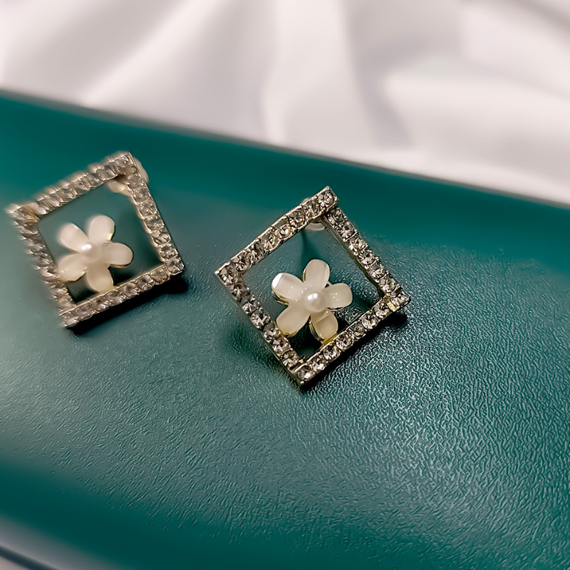 Crystal Square Floral Stud Earrings With Pearl-https://i-media.vyaparify.com/vcards/products/303695/product_1758118644_68cac2f4d71e8.jpeg Image