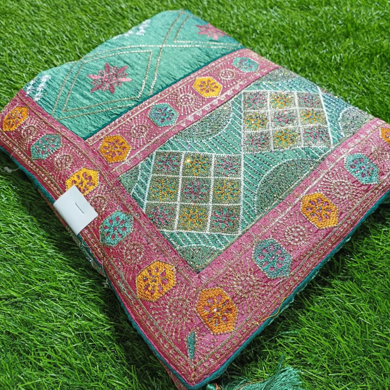 Gujrati Saree-https://i-media.vyaparify.com/vcards/products/304582/product_1759731437_68e35eedee96a.jpeg Image