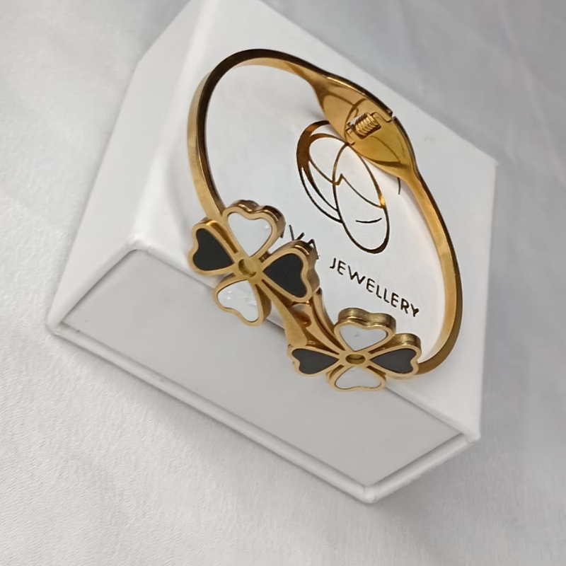 Floral Charm Bracelet-https://i-media.vyaparify.com/vcards/products/305141/product_1761728316_6901d73c900b2.jpeg Image