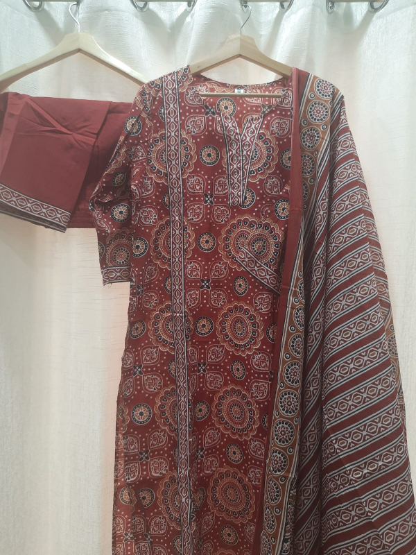 Suit with dupatta and pant-https://i-media.vyaparify.com/vcards/products/307025/product_1767854415_695f514f07721.jpeg Image