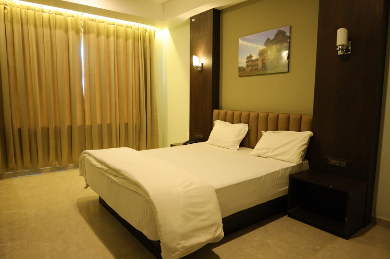 SUPER DELUX ROOM-https://i-media.vyaparify.com/vcards/products/307314/product_1768112896_69634300f3c59.jpeg Image