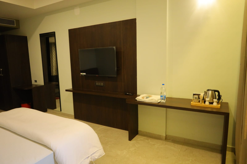 SUPER DELUX ROOM-https://i-media.vyaparify.com/vcards/products/307318/product_1768112897_69634301b0d53.jpeg Image