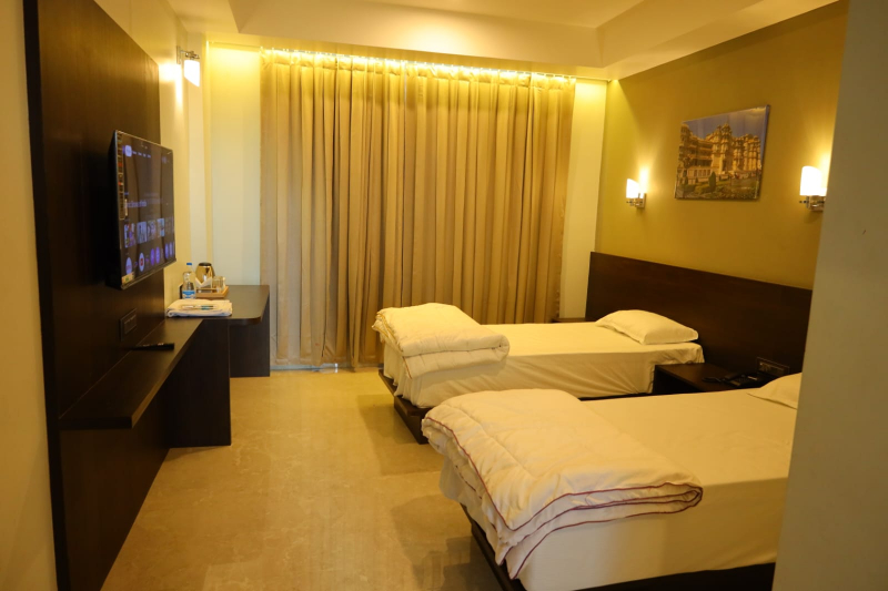 DELUX ROOM-https://i-media.vyaparify.com/vcards/products/307319/product_1768113137_696343f11533a.jpeg Image