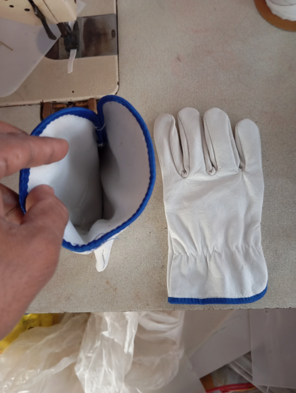 White Chrome Driving-https://i-media.vyaparify.com/vcards/products/307947/product_1769004786_6970def28cc0c.jpeg Image