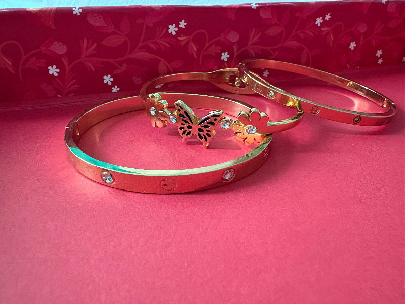 Adjustable metal bracelets-https://i-media.vyaparify.com/vcards/products/309343/product_1771570153_699803e930f20.jpeg Image