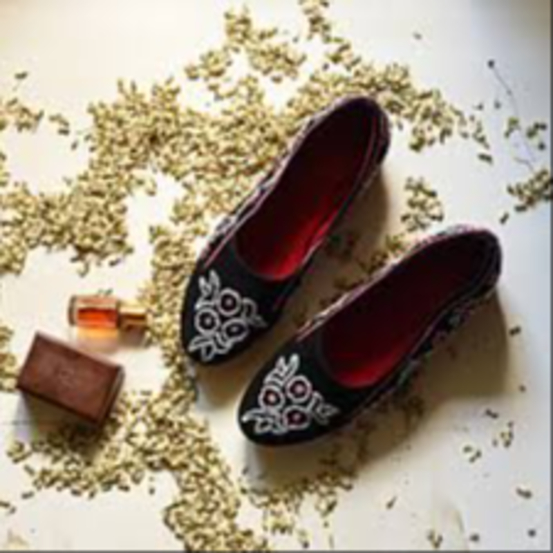Exclusive Handmade embroidery shoe| Indian craft store Indian Art Gallery - Moonj And Hand Made Product Agra Western Gate, Kinari Bazar, Purani Mandi, Tajganj, Agra, Uttar Pradesh 282001, India