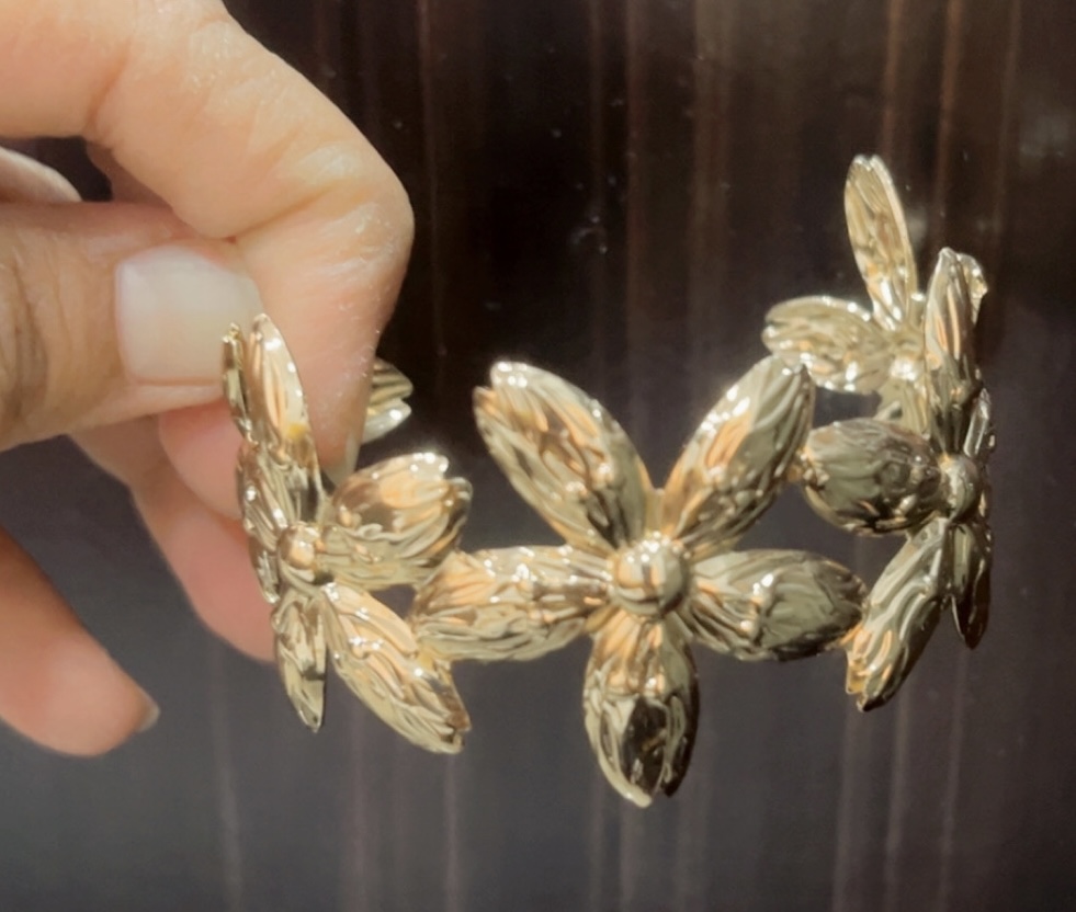 Anti tarnish Flower bracelet-https://i-media.vyaparify.com/vcards/products/312818/product_1775980455_69db4fa7198dd.jpeg Image
