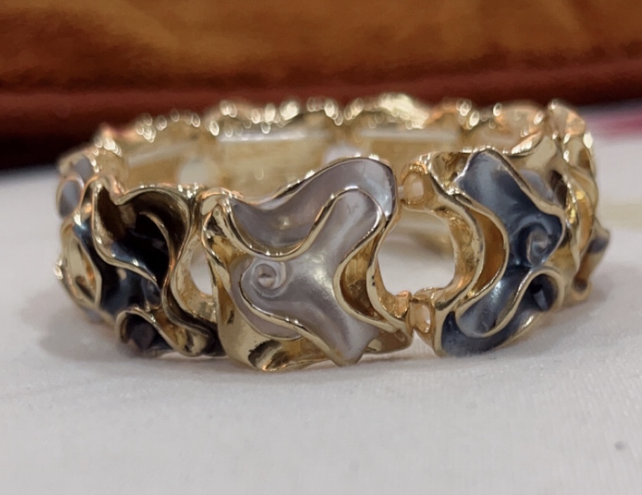 Anti tarnish Classy bracelet-https://i-media.vyaparify.com/vcards/products/312832/product_1775981948_69db557cc85db.jpeg Image