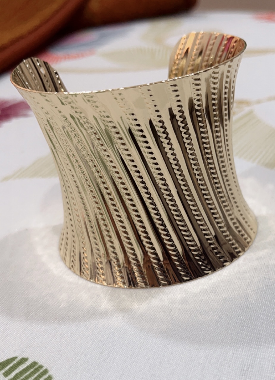 Anti tarnish Handcuff-https://i-media.vyaparify.com/vcards/products/312835/product_1775982187_69db566b3736d.jpeg Image