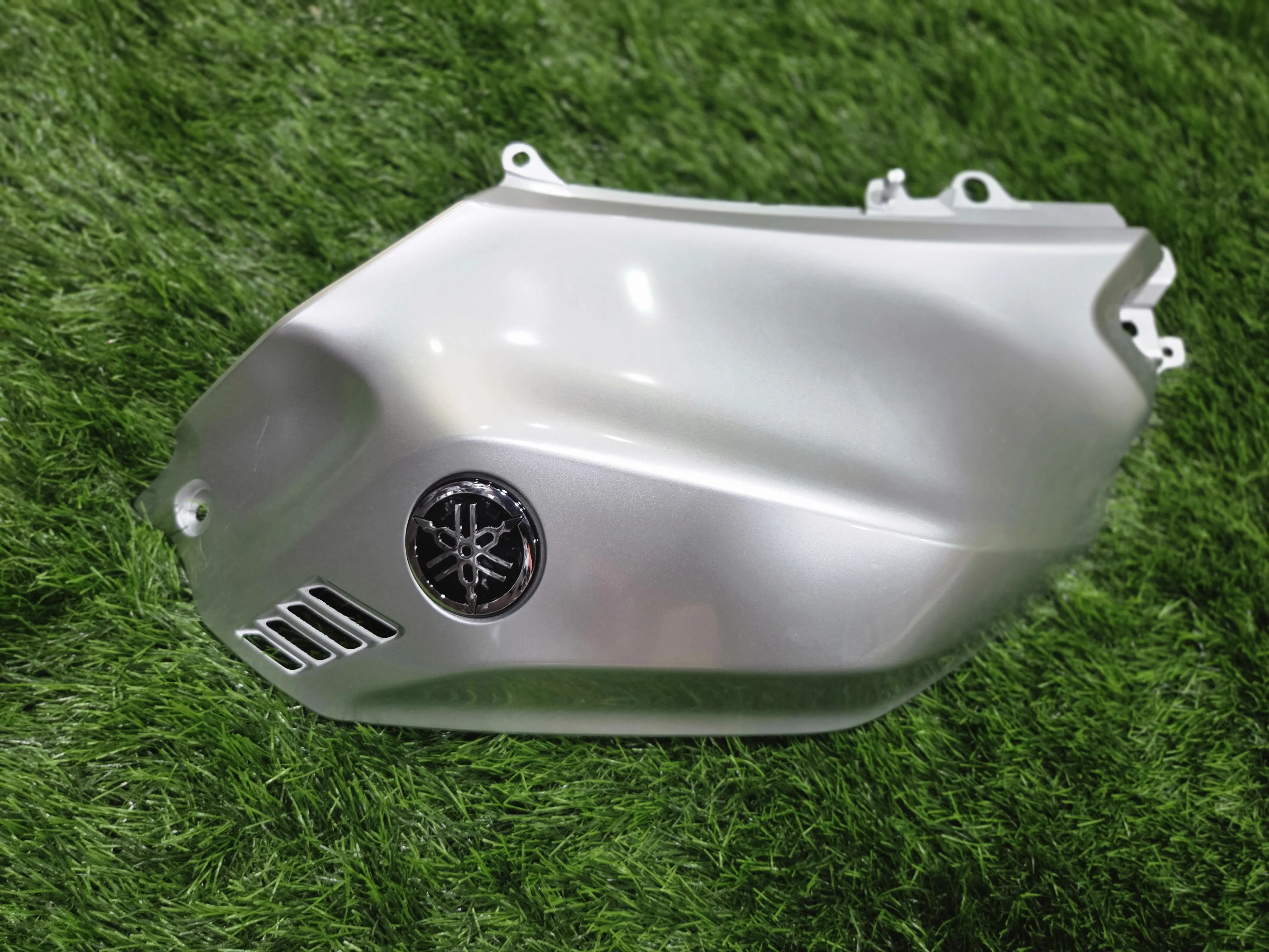 R15 M TANK RIGHT COVER-https://i-media.vyaparify.com/vcards/products/314469/product_1780042558_6a194b3e65ac6.webp Image