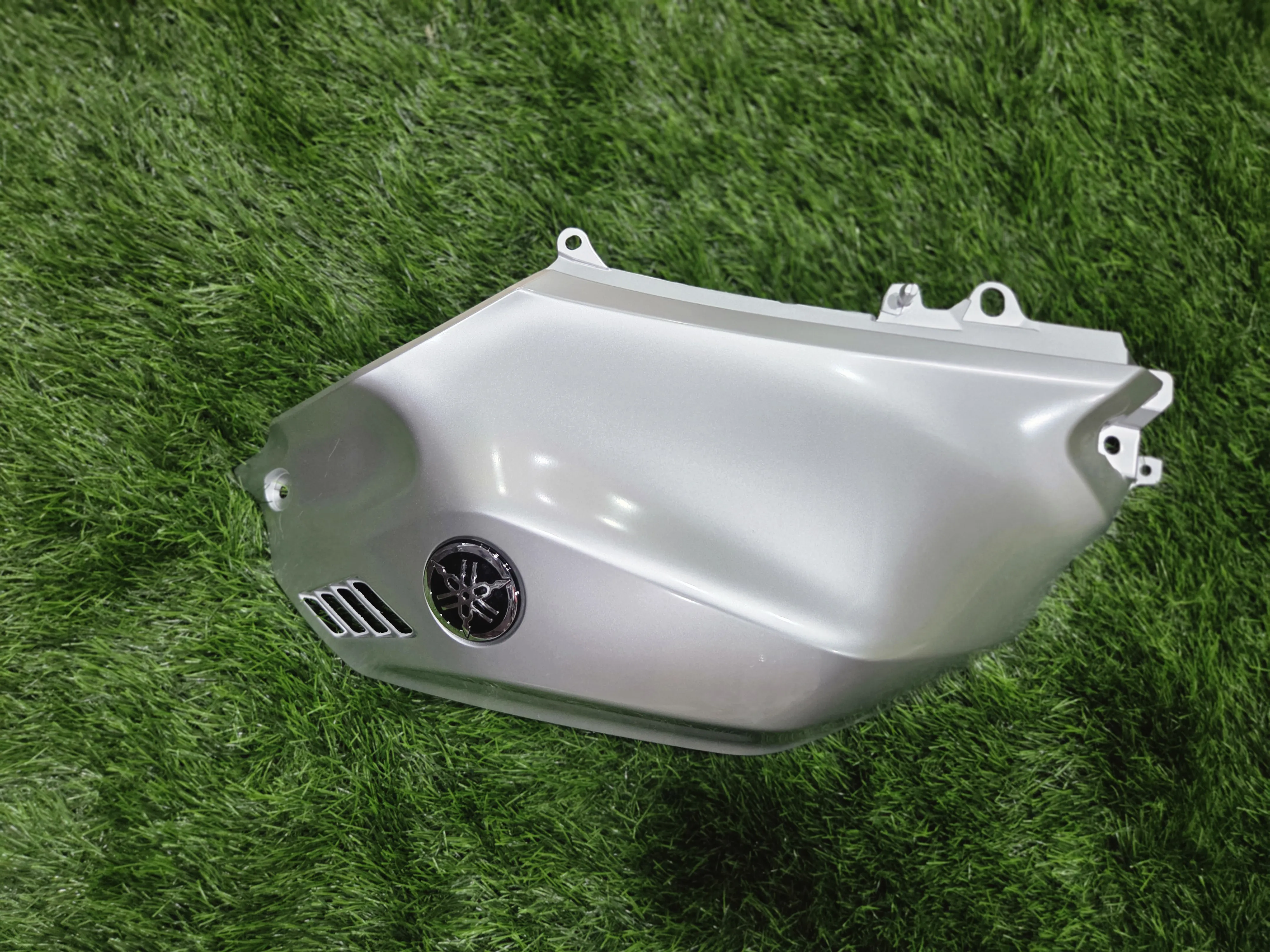 R15 M TANK RIGHT COVER-https://i-media.vyaparify.com/vcards/products/314471/product_1780045399_6a195657ac14f.webp Image