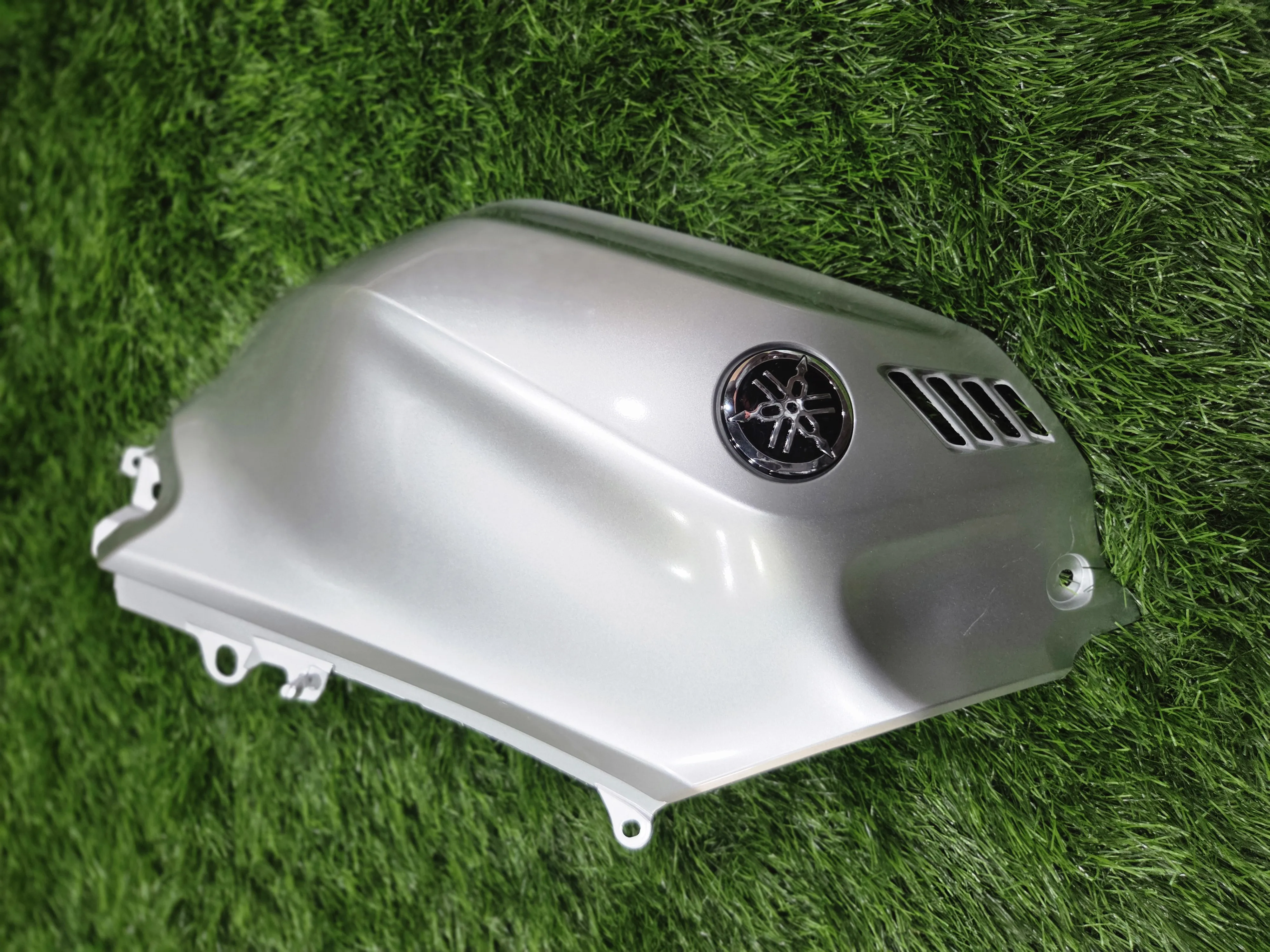 R15 M TANK RIGHT COVER-https://i-media.vyaparify.com/vcards/products/314473/product_1780045401_6a1956598b57e.webp Image