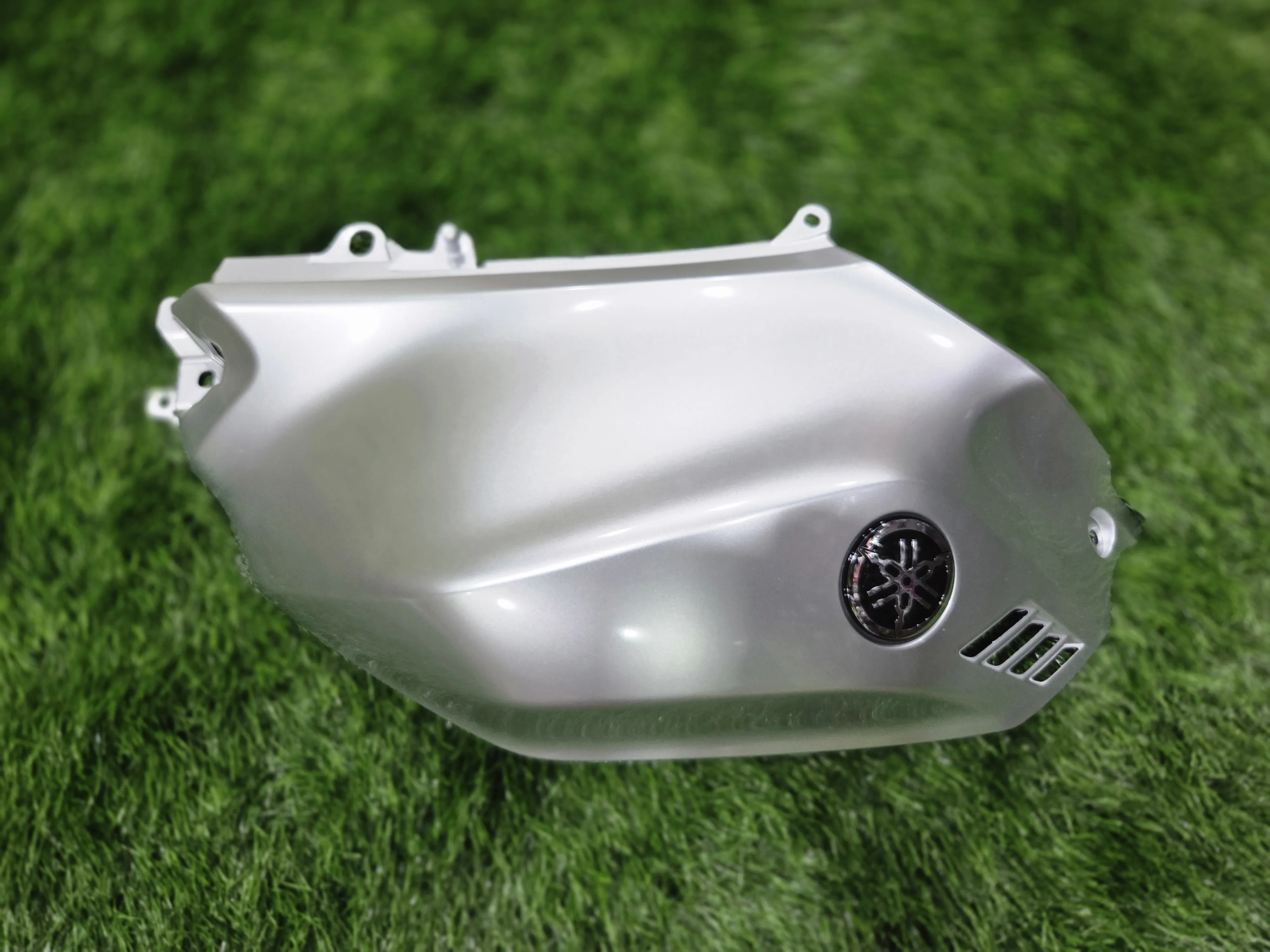  R15 M TANK LEFT COVER TN36 FRIENDS AUTO ACCESSORIES TN36 Friends Auto & Accessories 504 , Mysore Trunk Road North Sathyamangalam, Erode District , TAMIL NADU 638402 India