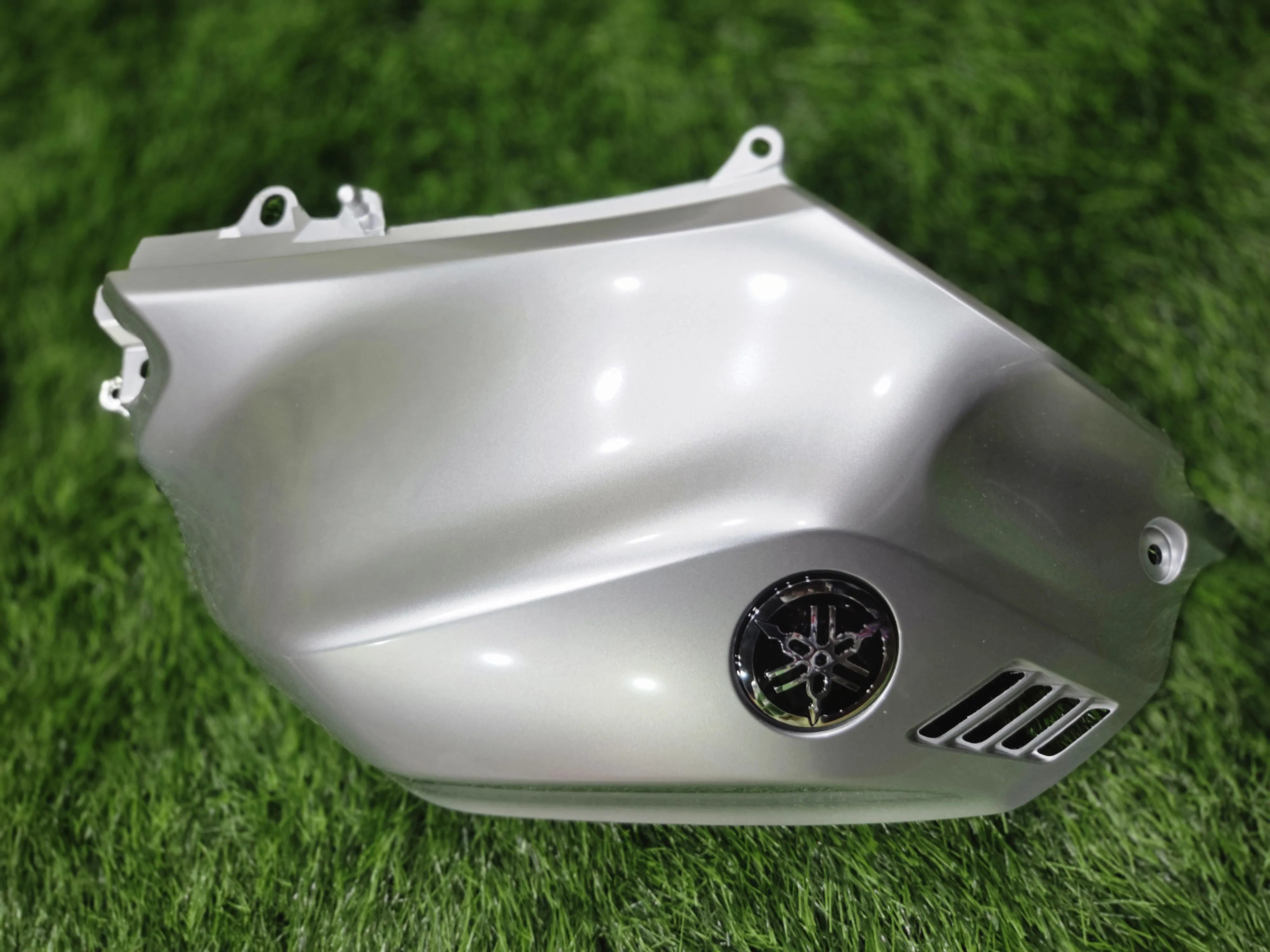 R15 M TANK LEFT COVER-https://i-media.vyaparify.com/vcards/products/314476/product_1780046023_6a1958c7290d2.webp Image