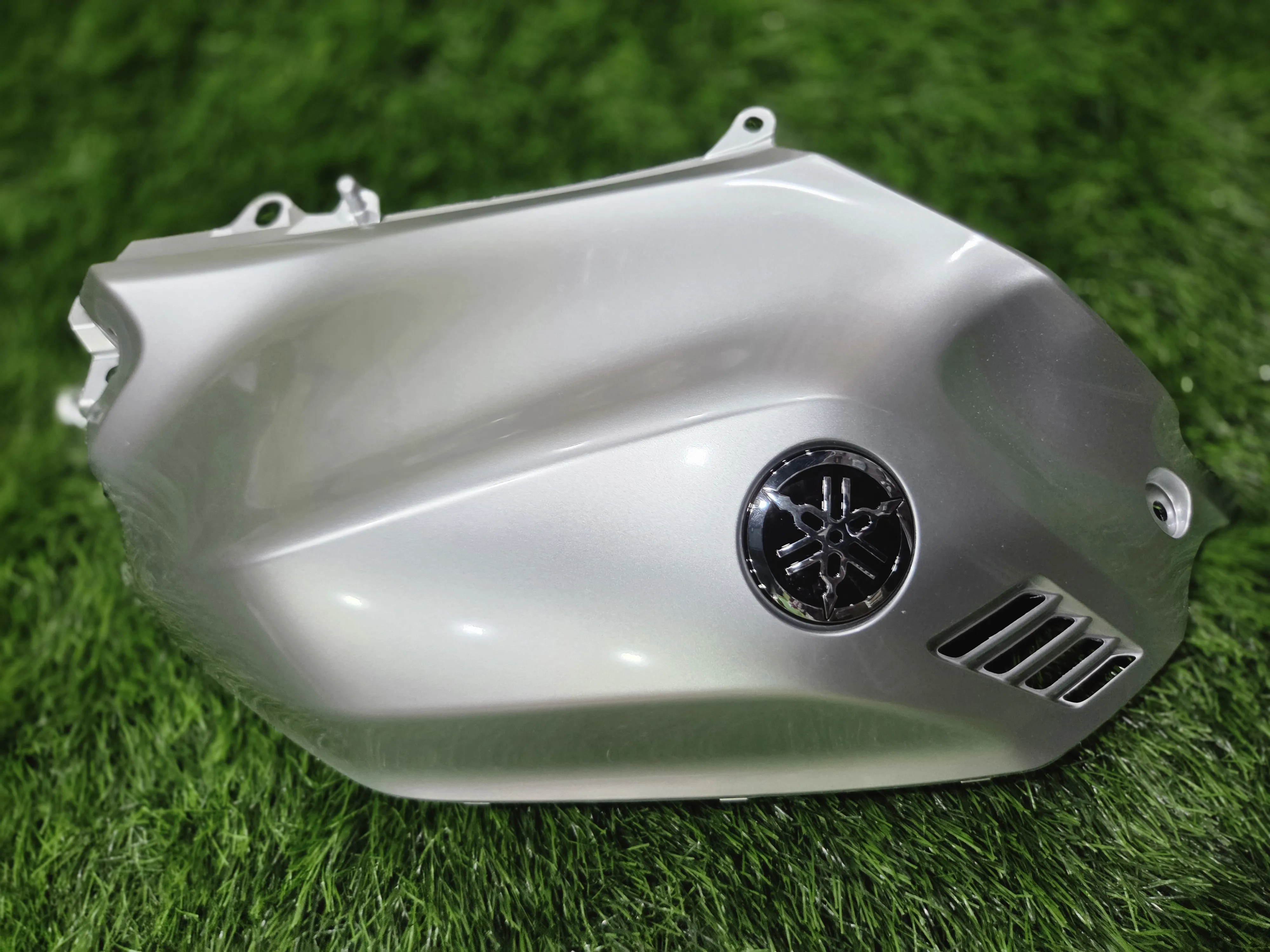 R15 M TANK LEFT COVER-https://i-media.vyaparify.com/vcards/products/314477/product_1780046023_6a1958c7e24a8.webp Image