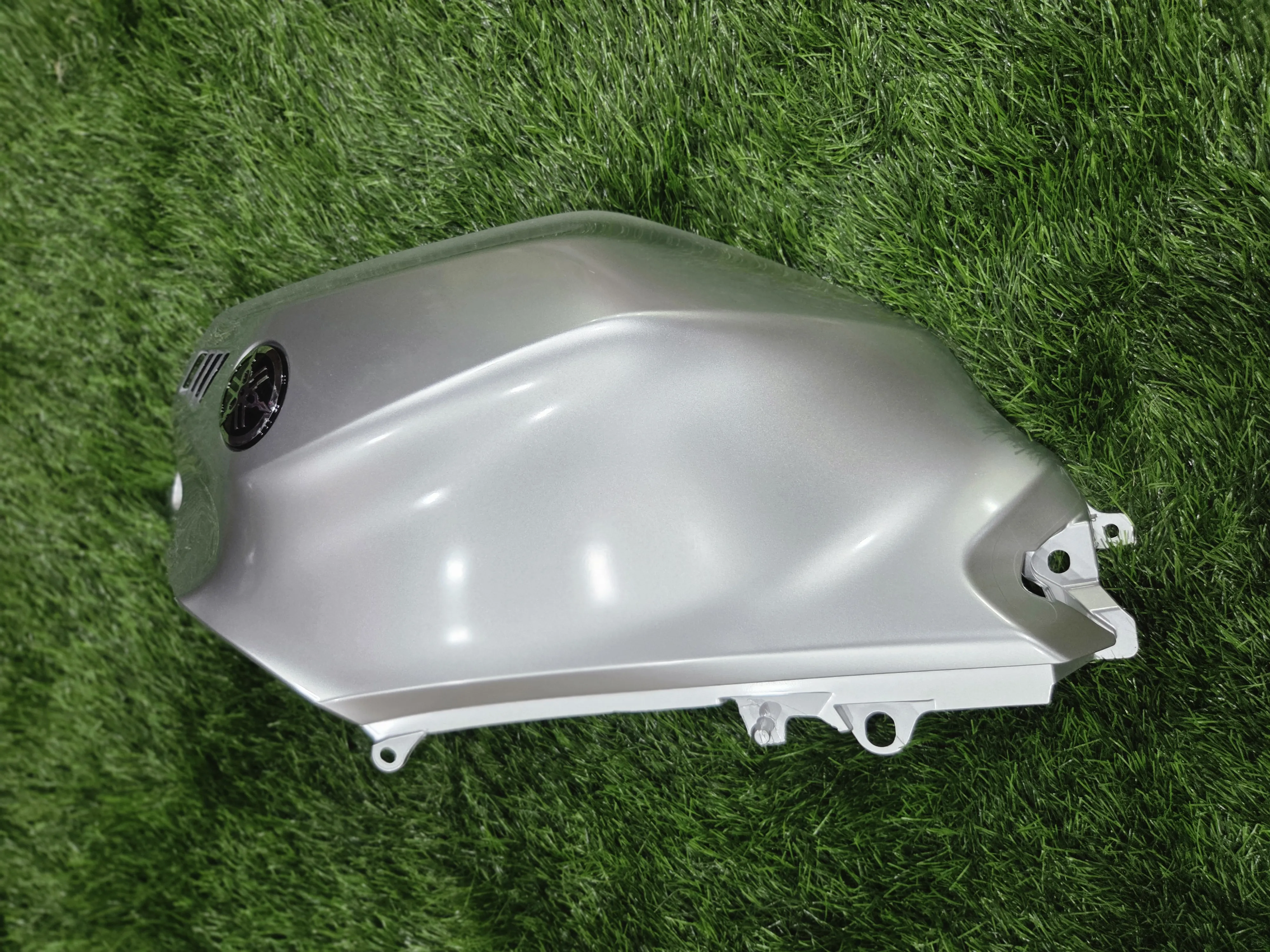 R15 M TANK LEFT COVER-https://i-media.vyaparify.com/vcards/products/314478/product_1780046024_6a1958c8c3f99.webp Image