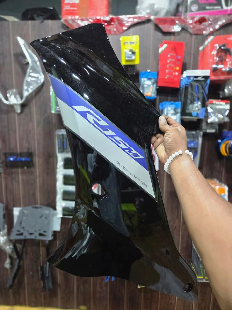 R15 M RIGHT SIDE COMP-https://i-media.vyaparify.com/vcards/products/314488/product_1780046352_6a195a10d5876.webp Image