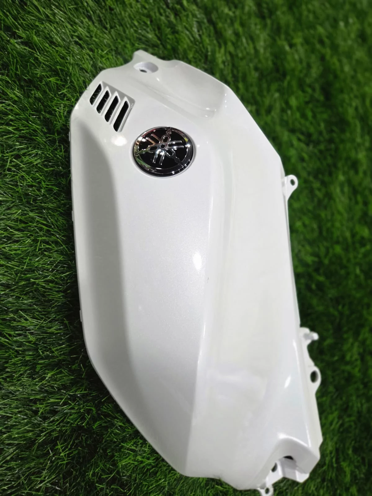  Yamaha R15 V4 TANK DOOR RIGHT WHITE TN36 FRIENDS AUTO ACCESSORIES TN36 Friends Auto & Accessories 504 , Mysore Trunk Road North Sathyamangalam, Erode District , TAMIL NADU 638402 India
