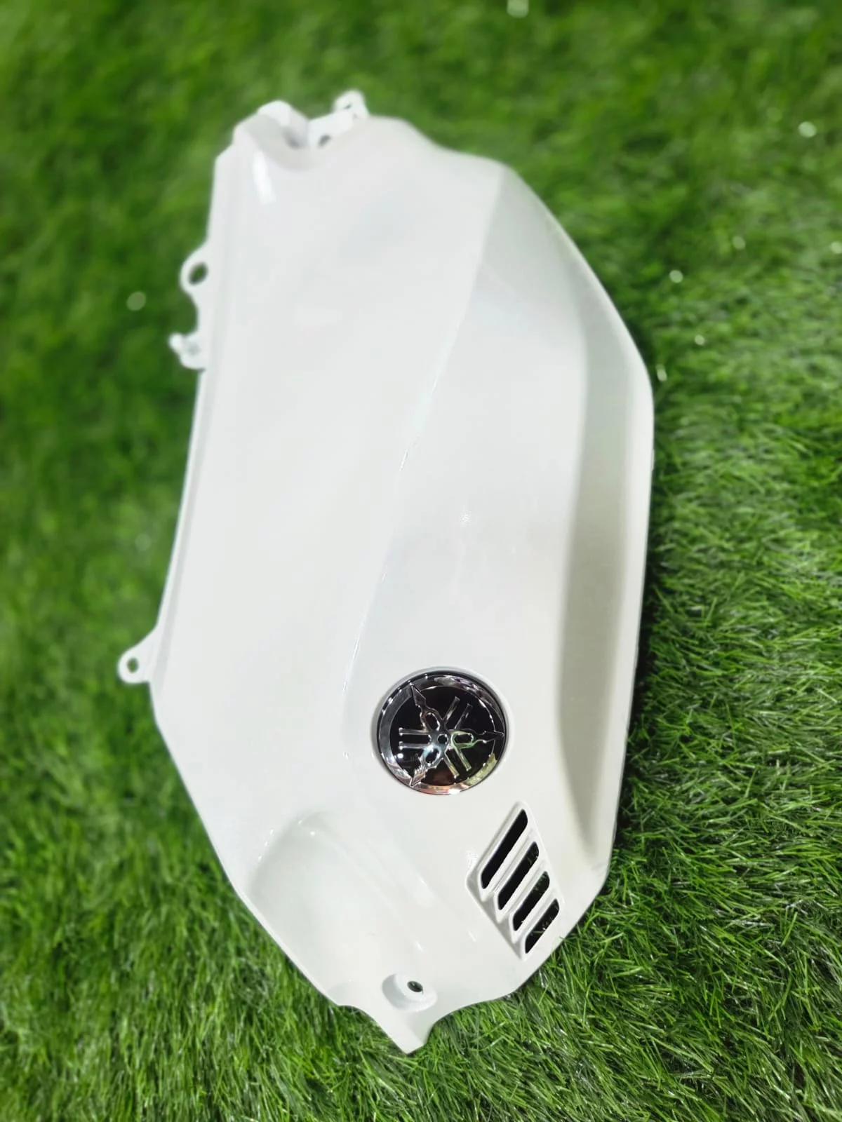 Yamaha R15 V4 TANK DOOR RIGHT WHITE-https://i-media.vyaparify.com/vcards/products/314683/product_1780385377_6a1e86616d2f2.webp Image