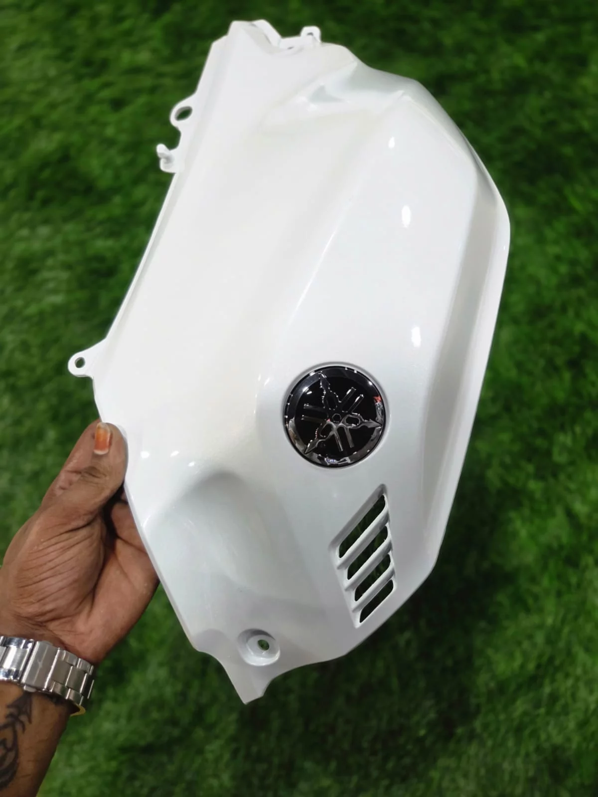 Yamaha R15 V4 TANK DOOR RIGHT WHITE-https://i-media.vyaparify.com/vcards/products/314684/product_1780385377_6a1e8661e67e0.webp Image
