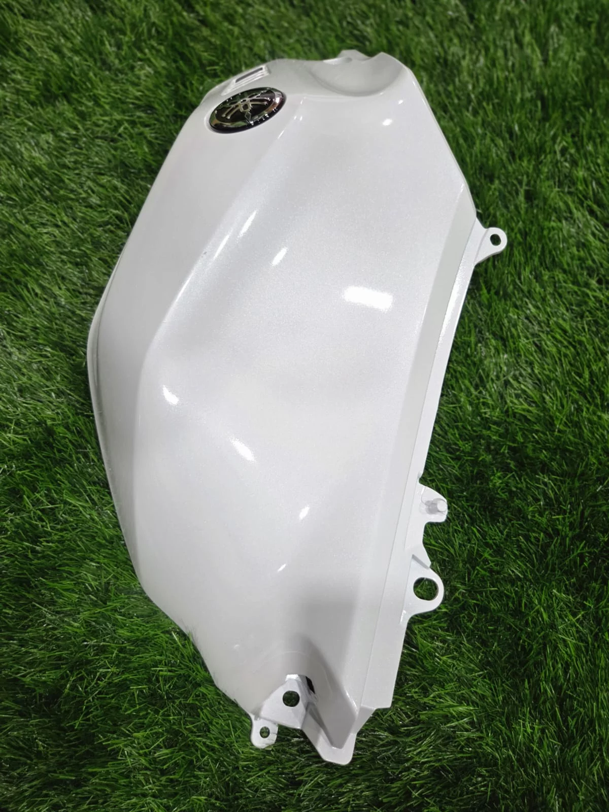 Yamaha R15 V4 TANK DOOR RIGHT WHITE-https://i-media.vyaparify.com/vcards/products/314685/product_1780385378_6a1e86628f490.webp Image