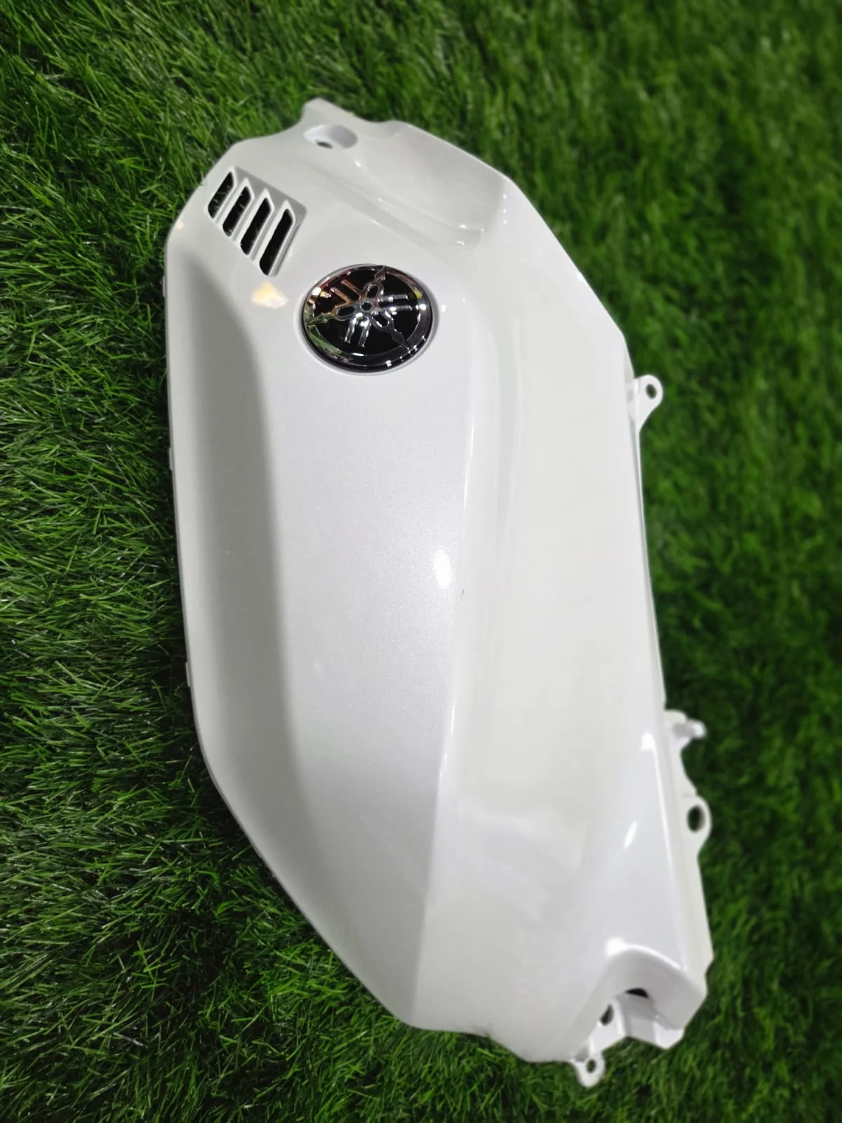 Yamaha R15 V4 TANK DOOR RIGHT WHITE-https://i-media.vyaparify.com/vcards/products/314686/product_1780385379_6a1e866322e52.webp Image