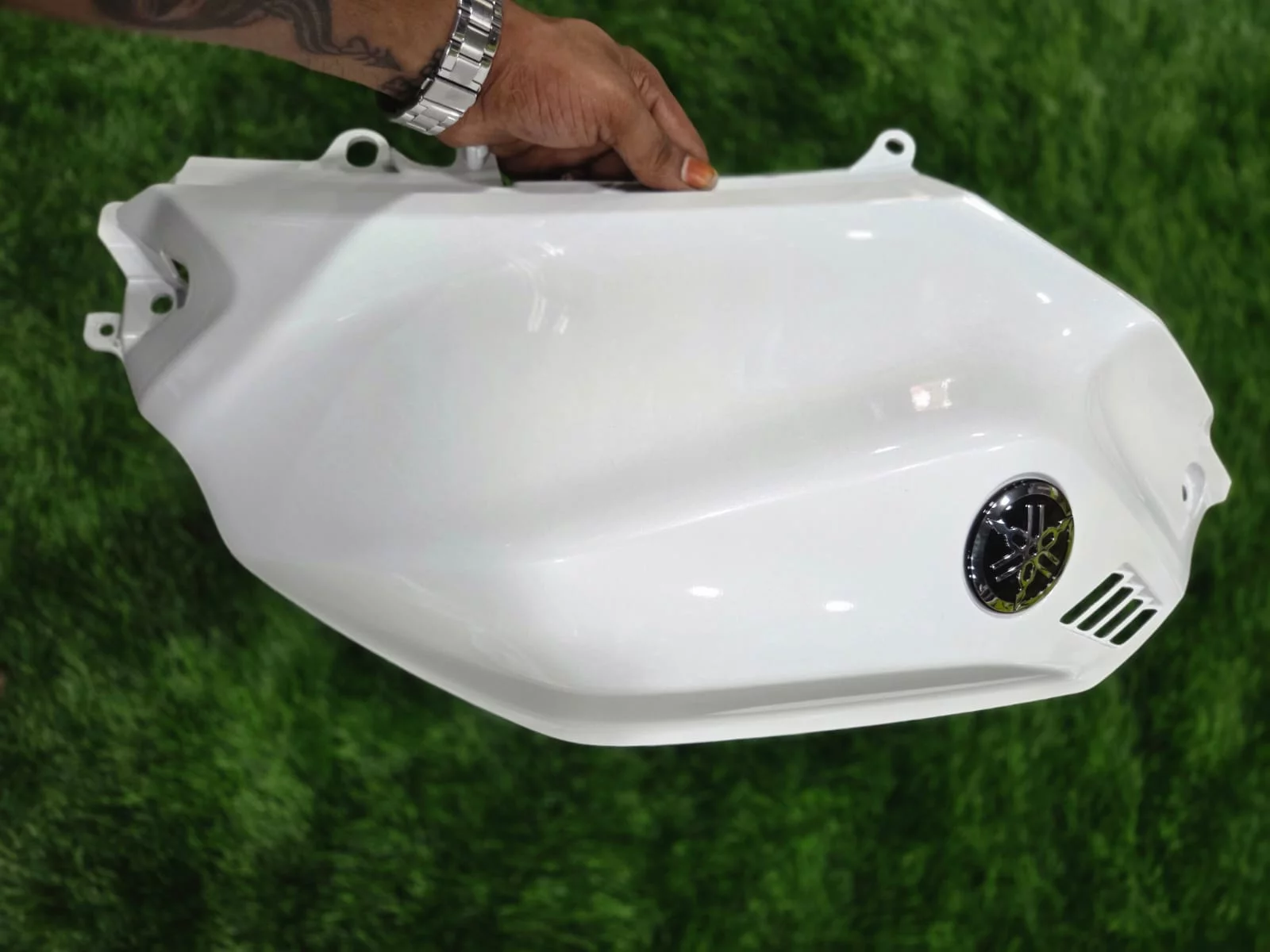  YAMAHA R15 V4 TANK DOOR LEFT WHITE TN36 FRIENDS AUTO ACCESSORIES TN36 Friends Auto & Accessories 504 , Mysore Trunk Road North Sathyamangalam, Erode District , TAMIL NADU 638402 India