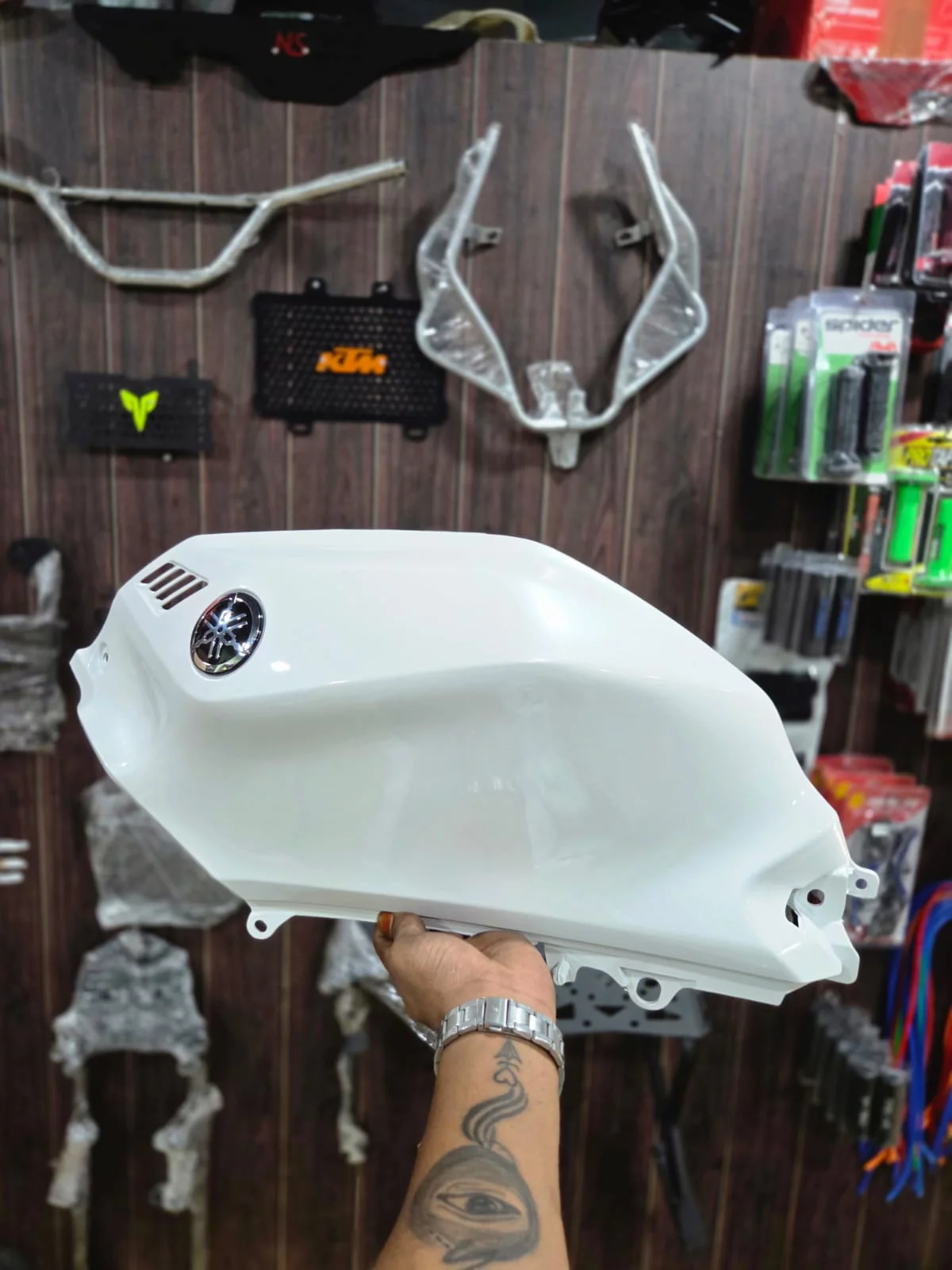 YAMAHA R15 V4 TANK DOOR LEFT WHITE-https://i-media.vyaparify.com/vcards/products/314692/product_1780387562_6a1e8eea53c8f.webp Image