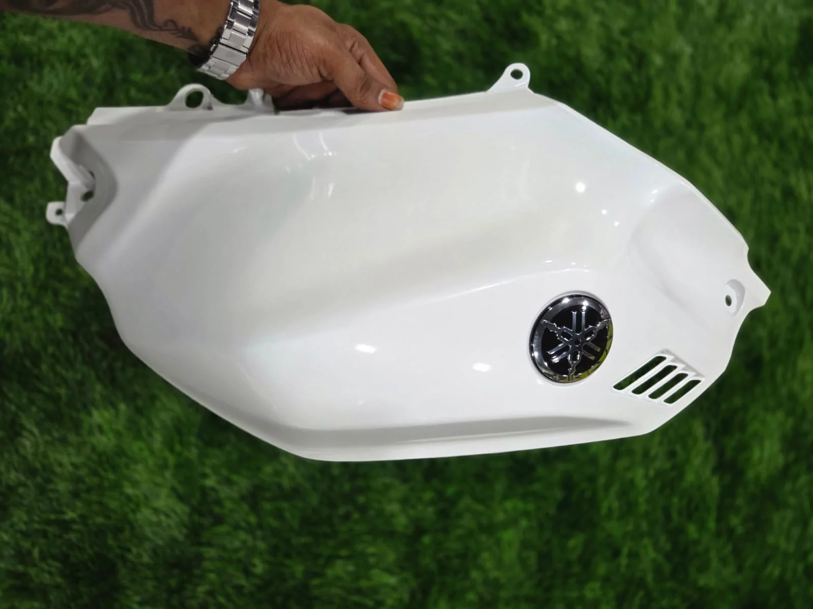 YAMAHA R15 V4 TANK DOOR LEFT WHITE-https://i-media.vyaparify.com/vcards/products/314693/product_1780387562_6a1e8eeacf9fc.webp Image