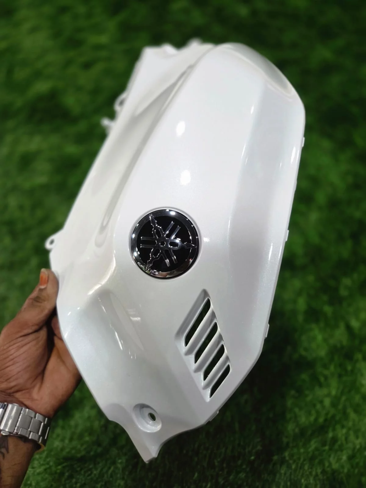 YAMAHA R15 V4 TANK DOOR LEFT WHITE-https://i-media.vyaparify.com/vcards/products/314694/product_1780387563_6a1e8eeb55af3.webp Image