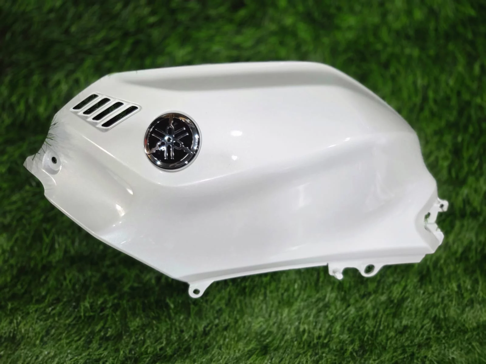 YAMAHA R15 V4 TANK DOOR LEFT WHITE-https://i-media.vyaparify.com/vcards/products/314695/product_1780387563_6a1e8eebd20fe.webp Image