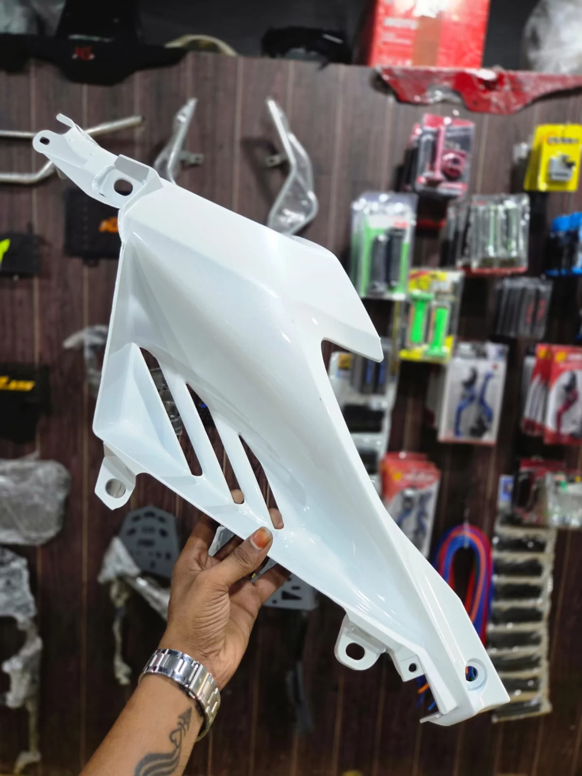  R15 V4 WHITE LEFT INNER PANEL TN36 FRIENDS AUTO ACCESSORIES TN36 Friends Auto & Accessories 504 , Mysore Trunk Road North Sathyamangalam, Erode District , TAMIL NADU 638402 India