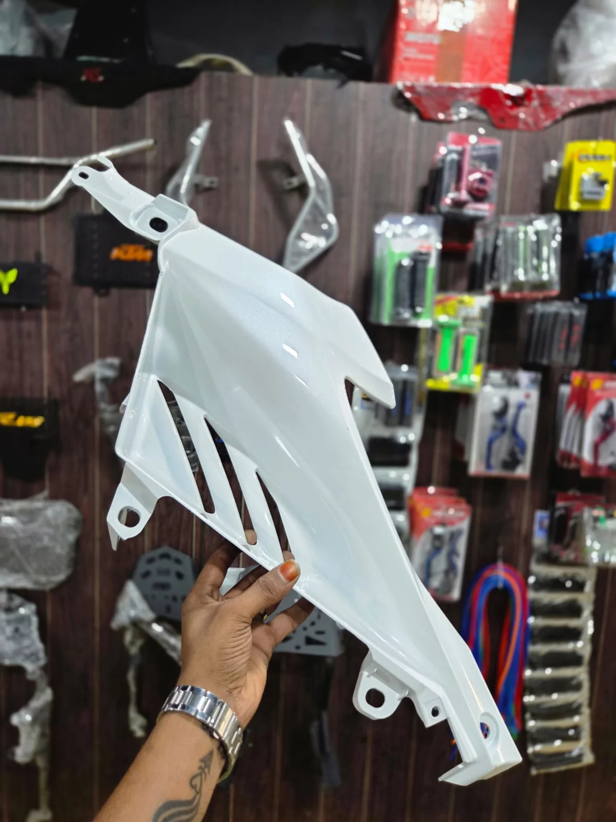 R15 V4 WHITE RIGHT INNER PANEL-https://i-media.vyaparify.com/vcards/products/314704/product_1780389085_6a1e94dd01107.webp Image
