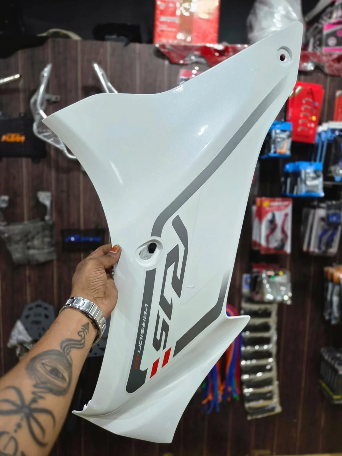 R15 V4 RIGHT COMP PANEL WHITE in Erode-https://i-media.vyaparify.com/vcards/products/314712/product_1780393147_6a1ea4bb67655.webp Image
